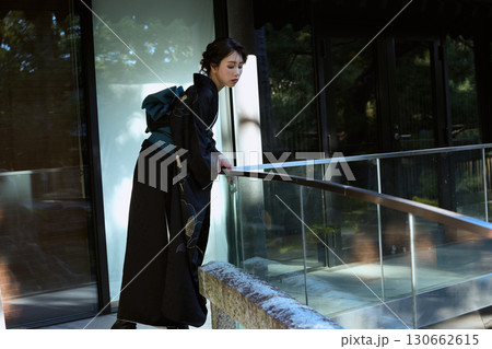 神社で和装を纏う女性のポートレート｜着物・神社・伝統美 130662615