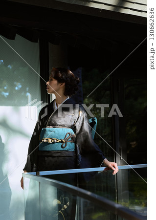 神社で和装を纏う女性のポートレート｜着物・神社・伝統美 130662636