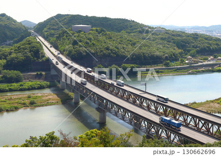 ［E2］初夏の山陽自動車道：高梁川橋（岡山県倉敷市） 130662696