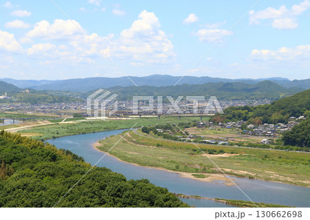 初夏の高台から望む高梁川（岡山県総社市清音地区） 130662698