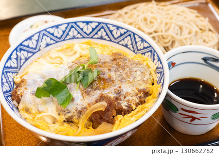 おいしいそば屋のカツ丼と蕎麦のセット 130662782