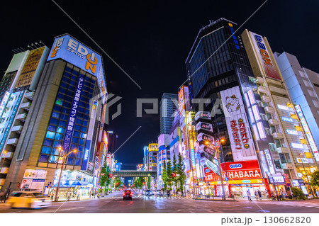 日本の東京都市景観夜遅くでも若者や外国人観光客らで賑わう秋葉原=19時48分 日本の東京都市景観夜遅くでも若者や外国人観光客らで賑わう秋葉原=19時48分 130662820