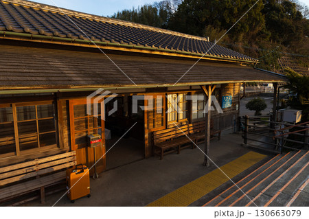 日本の駅舎 JR大村線 夕暮れの千綿駅 日本の駅舎 JR大村線 夕暮れの千綿駅 130663079
