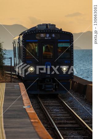 日本の駅舎　JR大村線　夕暮れの千綿駅構内 130663081