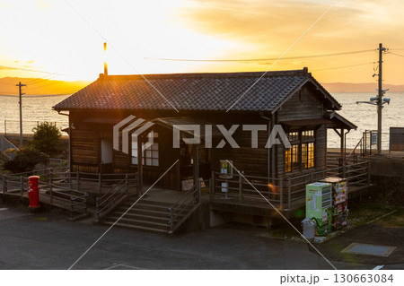 日本の駅舎 JR大村線 夕暮れの千綿駅 日本の駅舎 JR大村線 夕暮れの千綿駅 130663084