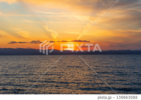 日本の駅舎　JR大村線　千綿駅から見る大村湾の夕暮れ 130663088