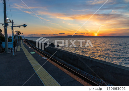 日本の駅舎 JR大村線 夕暮れの千綿駅構内 日本の駅舎 JR大村線 夕暮れの千綿駅構内 130663091