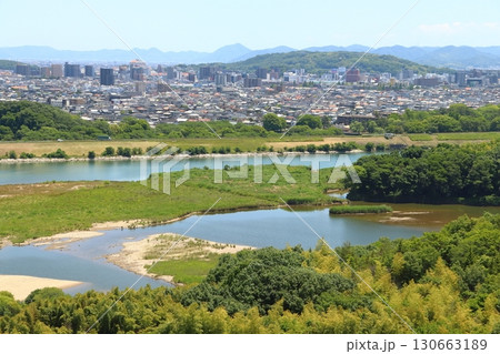 初夏の高梁川：酒津取水樋門／酒津公園俯瞰（岡山県倉敷市） 130663189