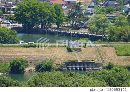 初夏の高梁川：酒津取水樋門／酒津公園俯瞰（岡山県倉敷市） 130663191