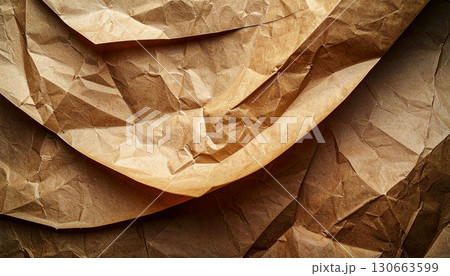 しわくちゃのクラフト紙が織りなす、温かみのあるテクスチャ 130663599