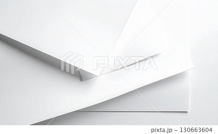 重なり合う白い紙のミニマルな背景 130663604