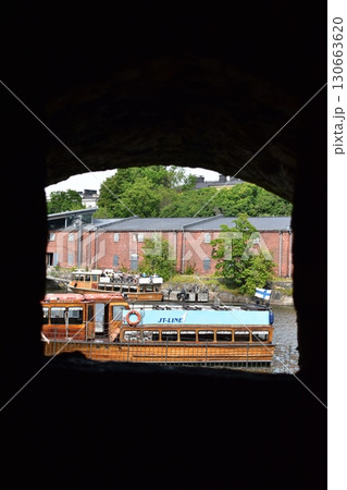 岩の隙間から望む 130663620