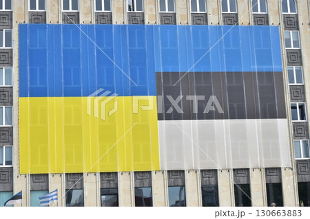 ウクライナとエストニアの国旗 130663883