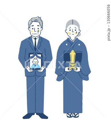 喪主・遺影と位牌を持っている喪服姿の男女 130666056