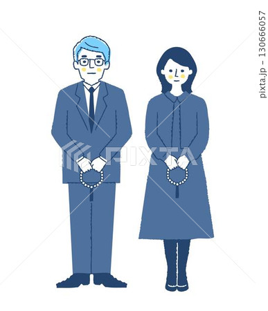 葬儀の参列者・数珠を持っている喪服姿の男女 130666057