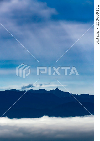 雲海と山並みの美しい青 雲海と山並みの美しい青 130669151