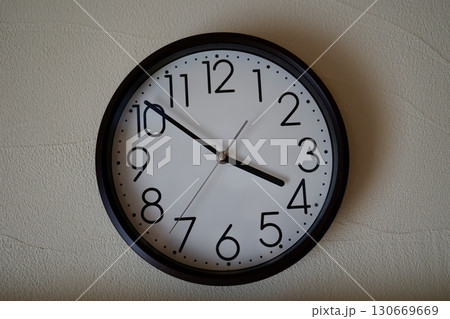 4時前を指す壁掛け時計と夕方の時間イメージ 130669669