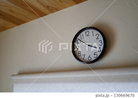 4時前を指す壁掛け時計と夕方の時間イメージ 4時前を指す壁掛け時計と夕方の時間イメージ 130669670