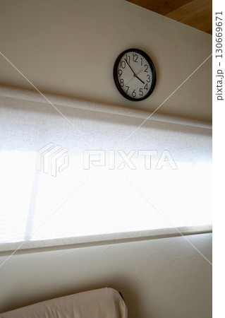 4時前を指す壁掛け時計と夕方の時間イメージ 130669671