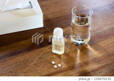 テッシュペーパー 水の入ったコップ シロップの容器 錠剤 薬を飲むイメージ テッシュペーパー 水の入ったコップ シロップの容器 錠剤 薬を飲むイメージ 130670250