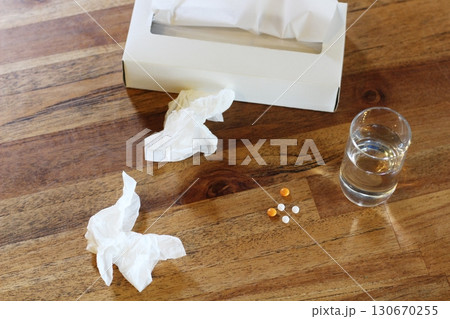 テッシュペーパー 丸めたテッシュ 水の入ったコップ シロップの容器 錠剤 薬を飲むイメージ テッシュペーパー 丸めたテッシュ 水の入ったコップ シロップの容器 錠剤 薬を飲むイメージ 130670255