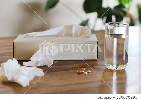 テッシュペーパー　水の入ったコップ　シロップの容器　錠剤　薬を飲むイメージ　 130670295