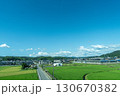 車窓から眺める田舎町の夏景色 130670382
