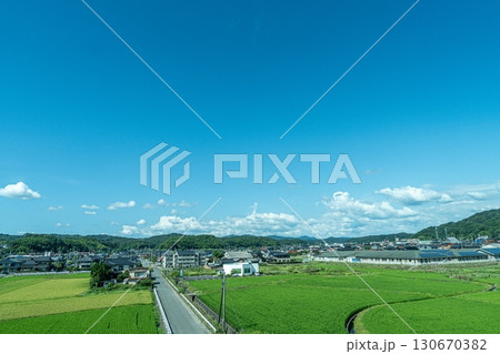 車窓から眺める田舎町の夏景色 130670382