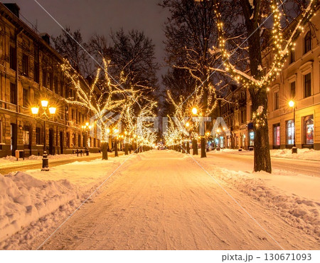 冬の街並みを彩るイルミネーションの並木道 冬の街並みを彩るイルミネーションの並木道 130671093
