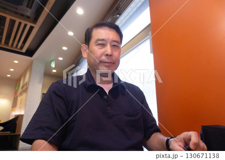 ファストフード店でくつろぐシニア男性 130671138