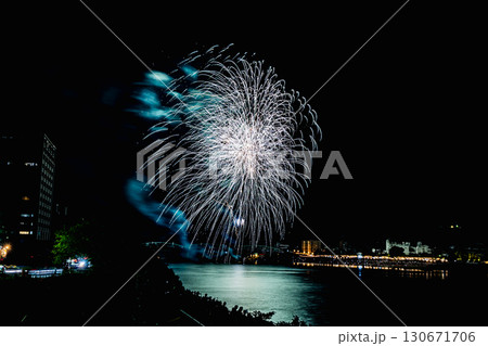 夏の夜空に上がる打ち上げ花火 130671706