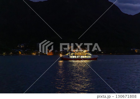 夜のフェーリーからの厳島神社大鳥居 130671808