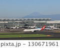 羽田空港ダ第3ターミナルと富士山 130671961