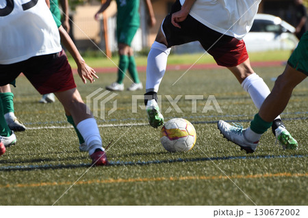 ドリブルするサッカー選手 130672002