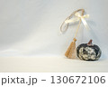 レースのかぼちゃとリボンの付いたホウキ 130672106