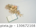 ドライフラワーと本の置き物 130672108