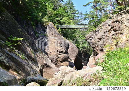 岩と緑の木々の織り成す差切峡の夏景色 130672239