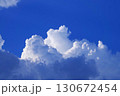 夏の青い空と白い雲 130672454