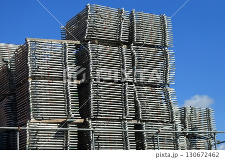 積まれた枠組足場材（建枠）　イメージ 130672462