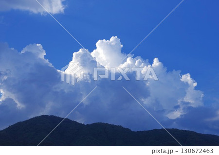 青空に浮かぶ白い雲 青空に浮かぶ白い雲 130672463