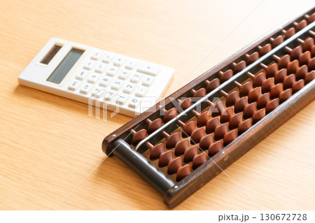 そろばんと電卓 130672728