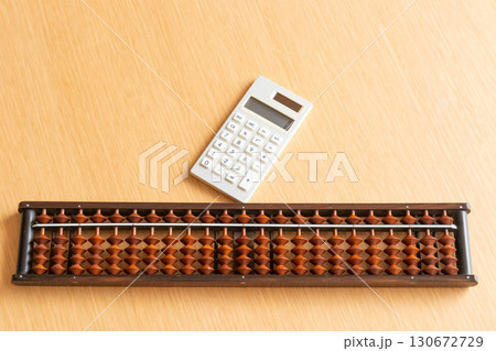そろばんと電卓 130672729
