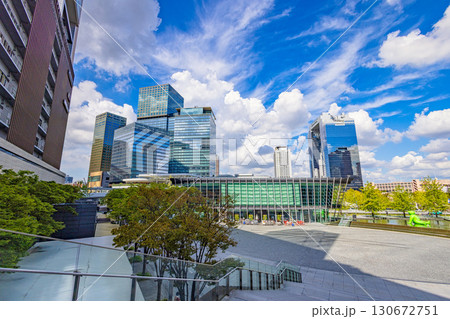 グランフロント大阪　(晴れ　朝 9月) 130672751