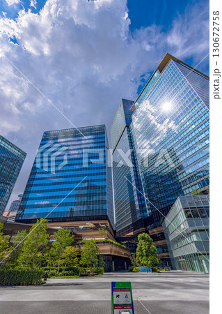 グランフロント大阪　(晴れ　朝 9月) 130672758