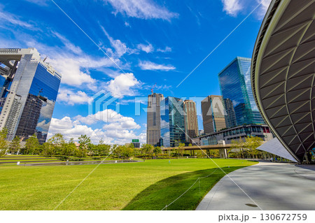 グランフロント大阪　(晴れ　朝 9月) 130672759