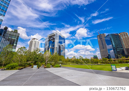 グランフロント大阪　(晴れ　朝 9月) 130672762