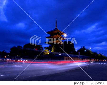 ライトアップで浮かび上がる京都・東寺の五重塔と車の光跡 ライトアップで浮かび上がる京都・東寺の五重塔と車の光跡 130672884