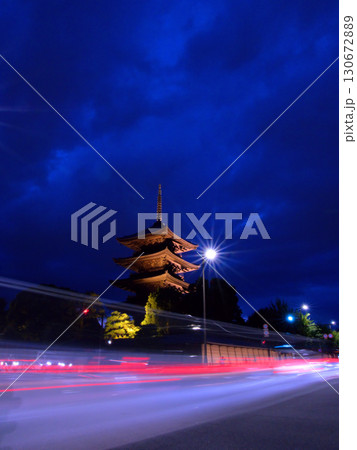 ライトアップで浮かび上がる京都・東寺の五重塔と車の光跡 130672889