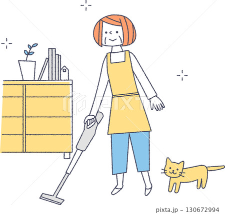 リビングの掃除をするシニア女性 130672994