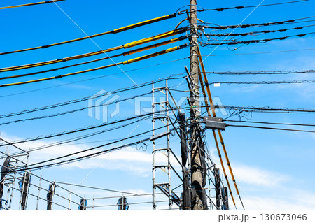 住宅建築の足場と電線防護カバー　a-2 高彩度コントラスト 130673046